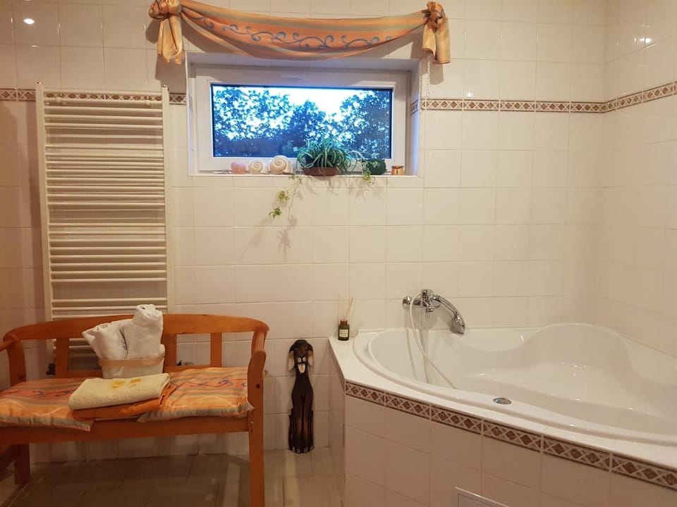 Hot Tub, Bathroom, Bath, towels