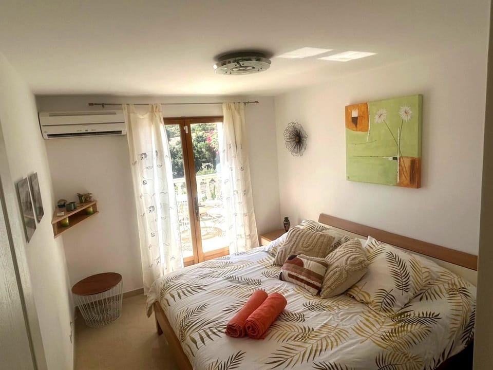 Bed, Photo of the whole room, Bedroom, towels, air conditioner