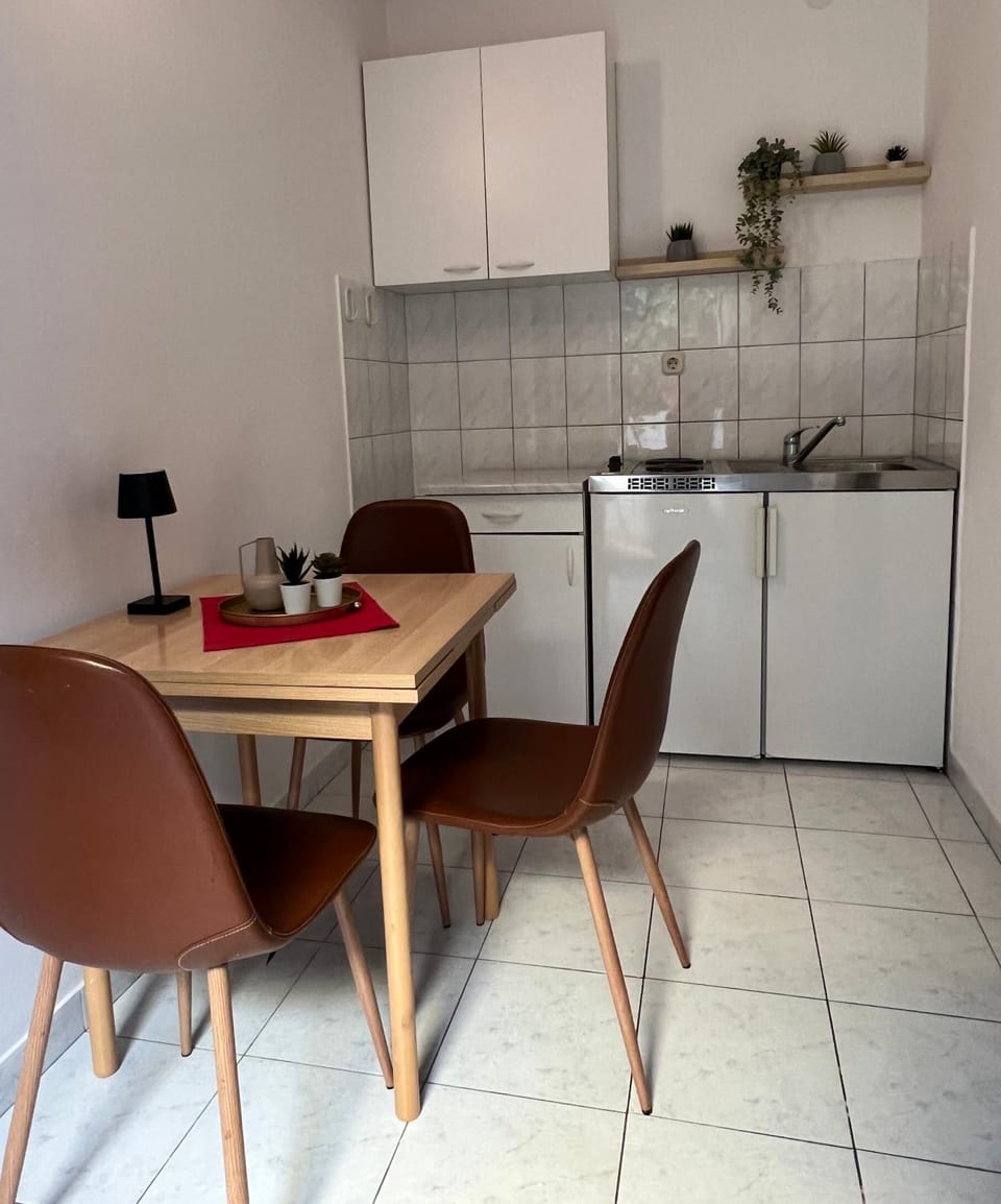 Kitchen or kitchenette, Dining area, stove