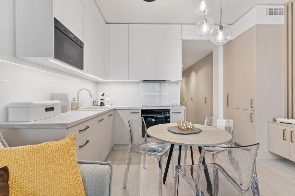 Kitchen or kitchenette, Living room, Seating area, Dining area, stove