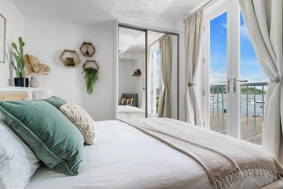 Harbour sea views in town centre - 3 Headland View Apartment in England