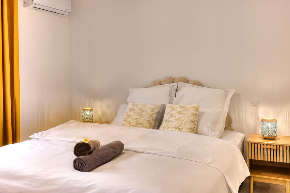 Photo of the whole room, Bedroom, air conditioner