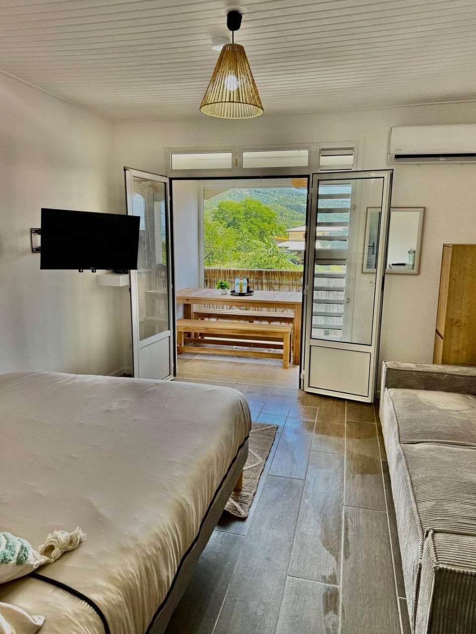 Communal lounge/ TV room, TV and multimedia, Balcony/Terrace, Living room, Photo of the whole room, Bedroom