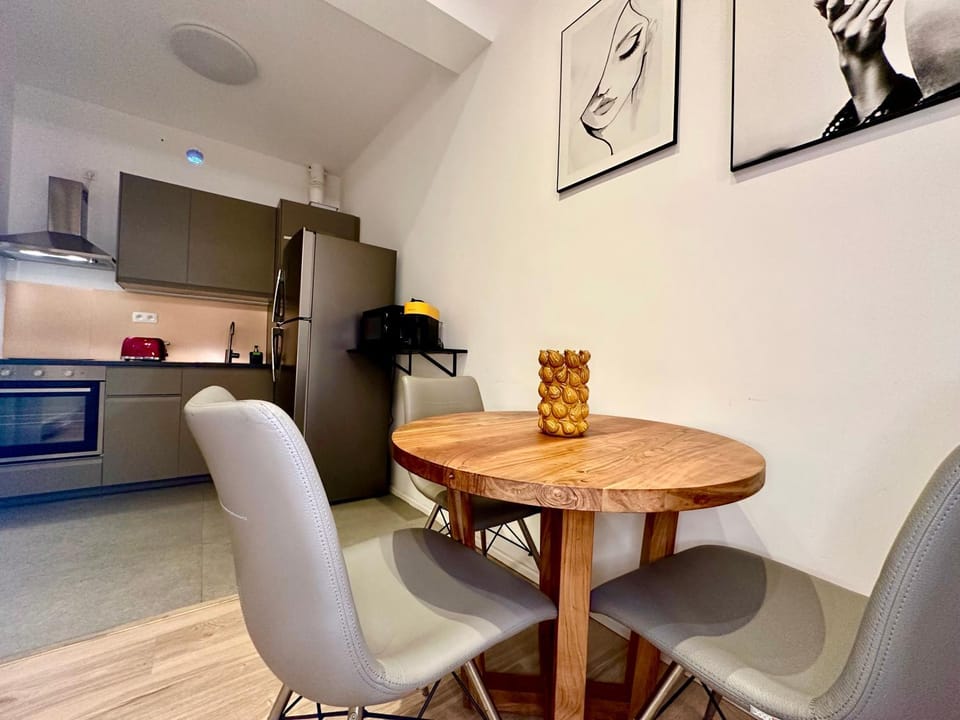 Kitchen or kitchenette, Seating area, kitchen