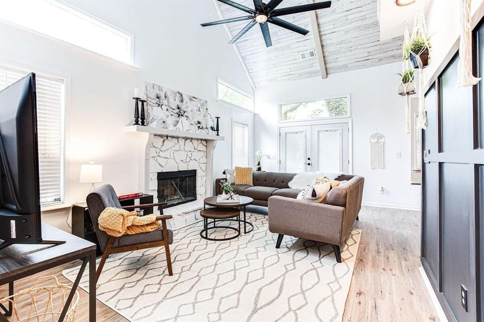 Scandi Chic-mins to KSU, Sleeps 5, wKing, pet friendly House in Kennesaw