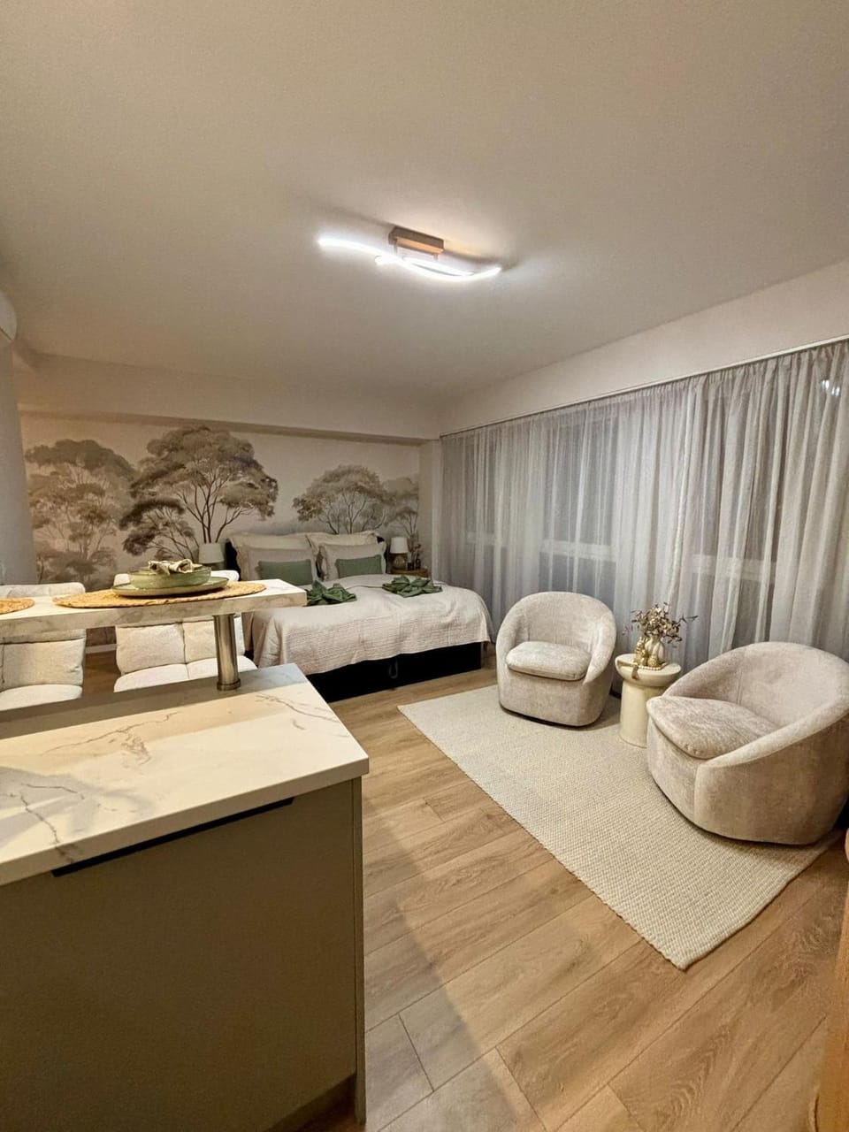 Photo of the whole room, towels