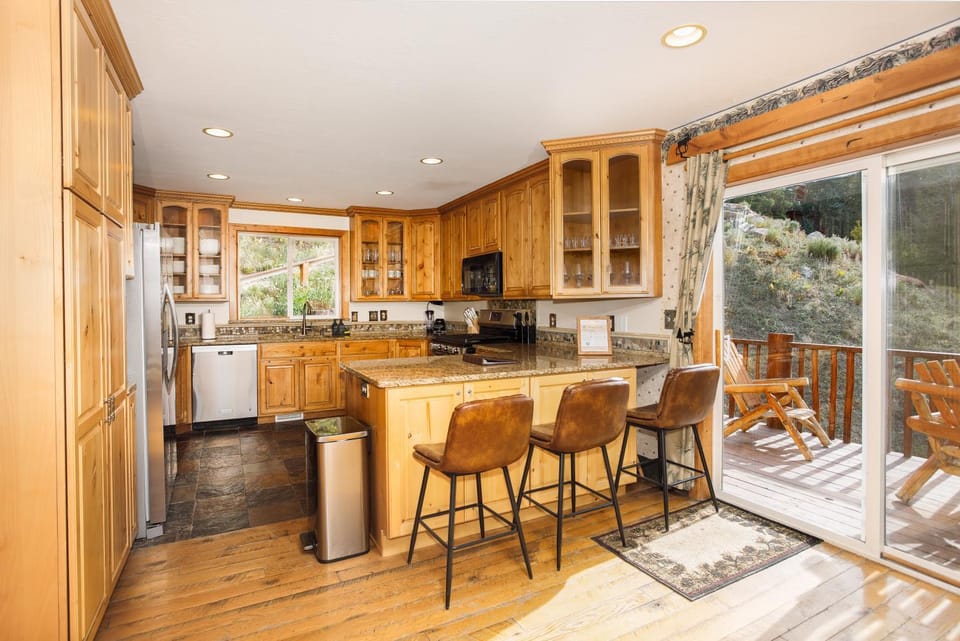 Coffee/tea facilities, View (from property/room), Balcony/Terrace, Dining area, Mountain view, kitchen