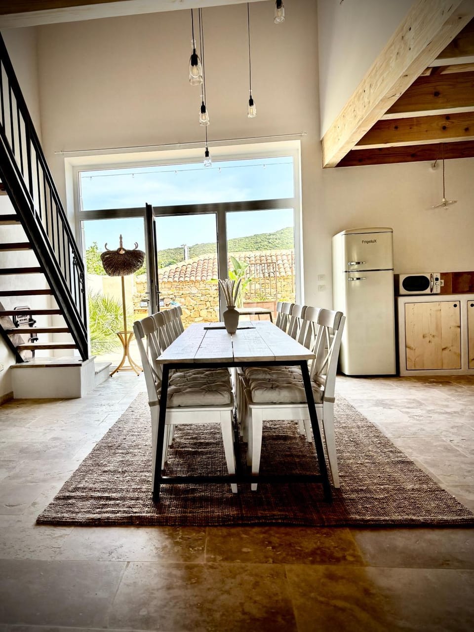Kitchen or kitchenette, Dining area