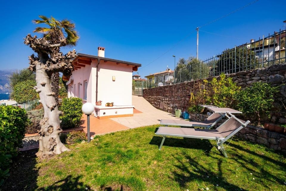 Property building, Patio, Day, Garden, Garden view, sunbed