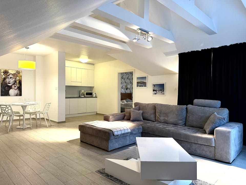 Stubai Apartment - Self check-in 20h - parking & lift Apartment in Lower Silesian Voivodeship