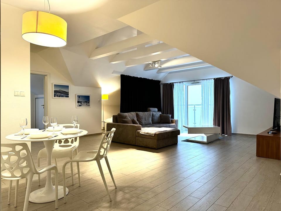 Stubai Apartment - Self check-in 20h - parking & lift Apartment in Lower Silesian Voivodeship