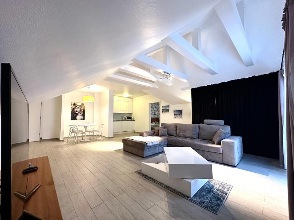 Stubai Apartment - Self check-in 20h - parking & lift Apartment in Lower Silesian Voivodeship