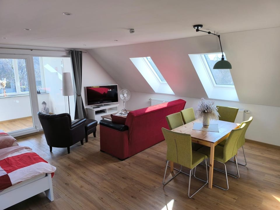 Communal lounge/ TV room, Bed, TV and multimedia, Living room, Photo of the whole room, Seating area, Dining area, Evening entertainment, Bedroom