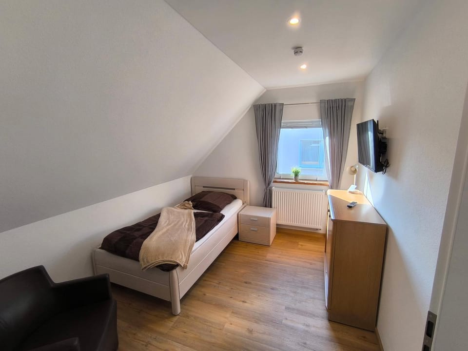 Bed, TV and multimedia, Photo of the whole room, Evening entertainment, Bedroom