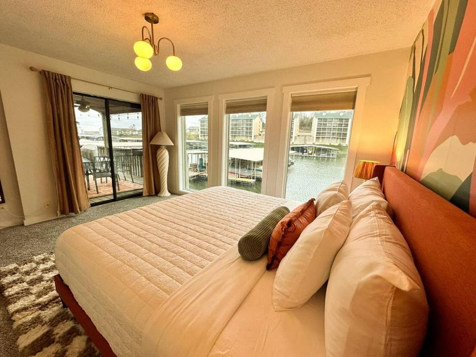 Daylight Cove Lakefront Condo, Pool, Hot Tub! Apartment in Village Four Seasons