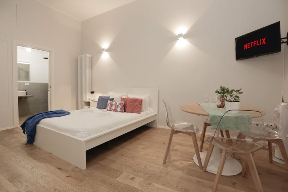Bed, Dining area