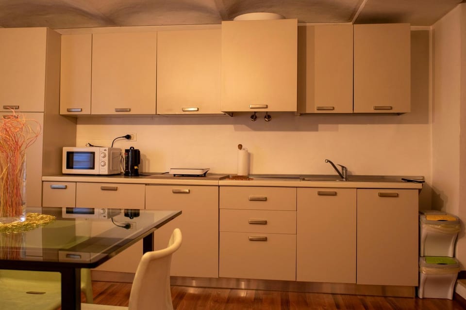 Coffee/tea facilities, Kitchen or kitchenette, Dining area, oven, stove