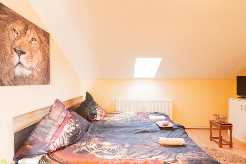Bed, TV and multimedia, Photo of the whole room, Bedroom