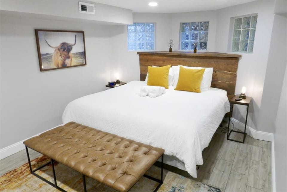 Federalist Style Rowhouse sleeps 4 with parking Apartment in District of Columbia