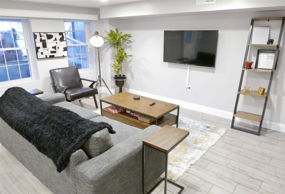 Federalist Style Rowhouse sleeps 4 with parking Apartment in District of Columbia