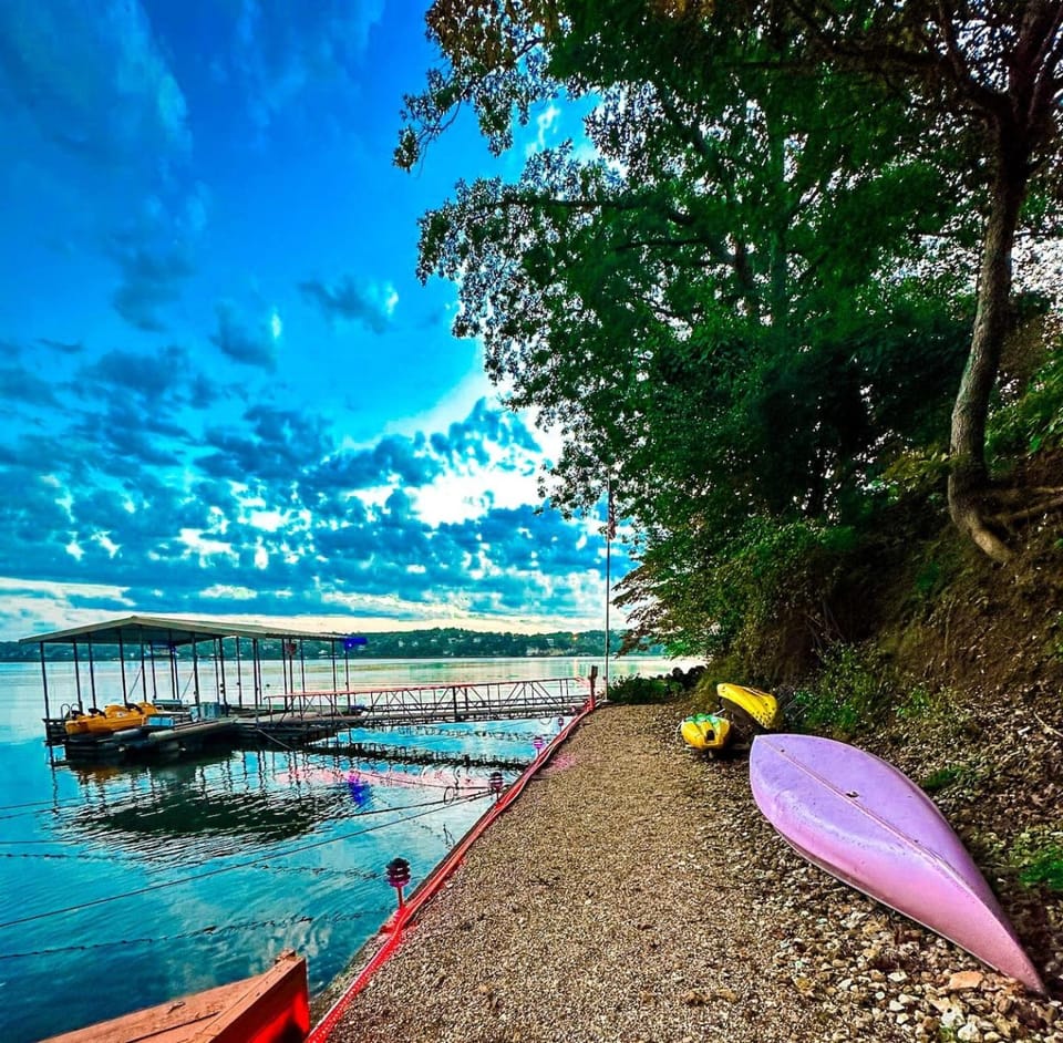 Lakefront 5BD/4.5BA/2Pools/Hottub/Sauna/Firepit/PizzaOven/Dock/PuttingGreen-10PP House in Lake of the Ozarks