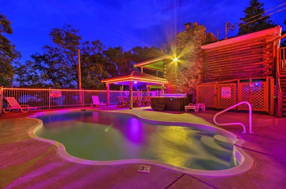 Lakefront 5BD/4.5BA/2Pools/Hottub/Sauna/Firepit/PizzaOven/Dock/PuttingGreen-10PP House in Lake of the Ozarks