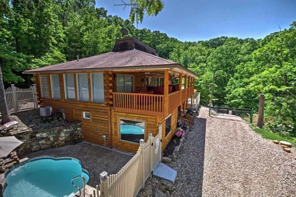 Lakefront 5BD/4.5BA/2Pools/Hottub/Sauna/Firepit/PizzaOven/Dock/PuttingGreen-10PP House in Lake of the Ozarks