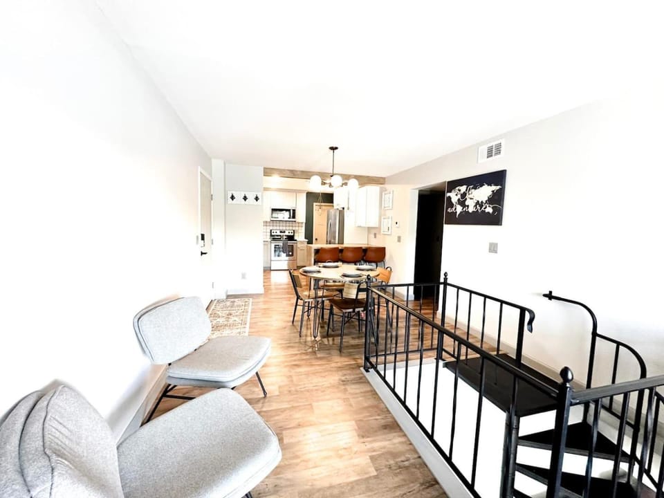 Wheelhouse Wonderland Lakefront Luxury Condo House in Village Four Seasons