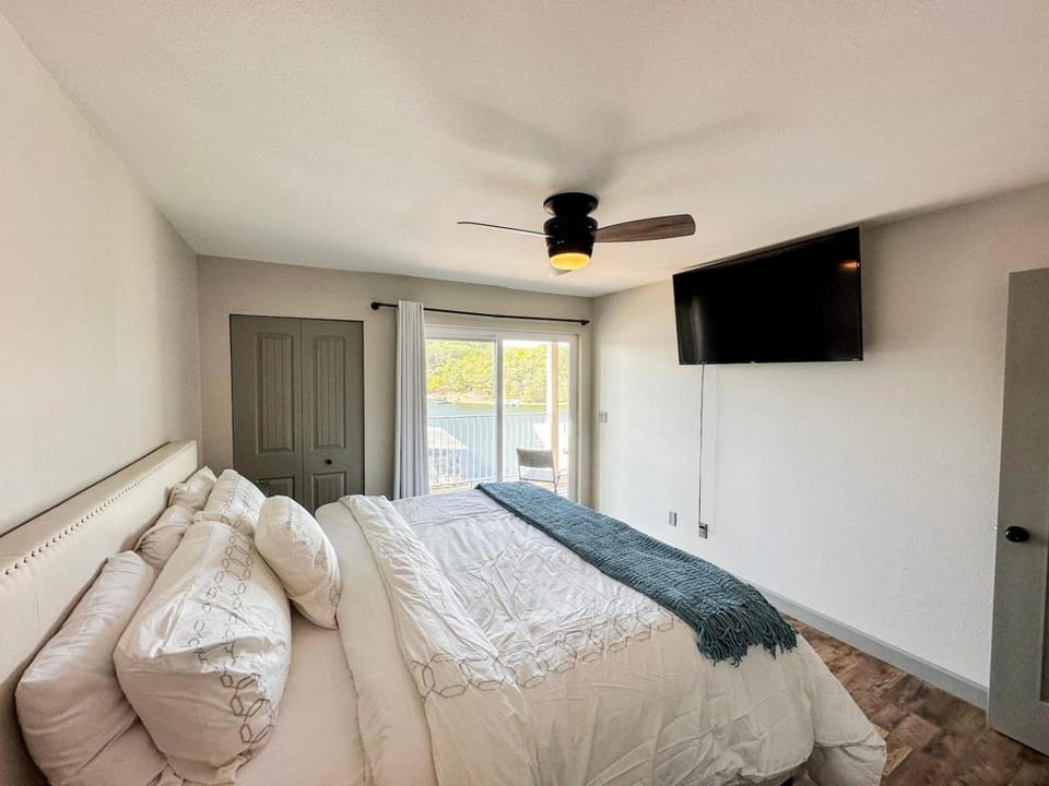 Wheelhouse Wonderland Lakefront Luxury Condo House in Village Four Seasons