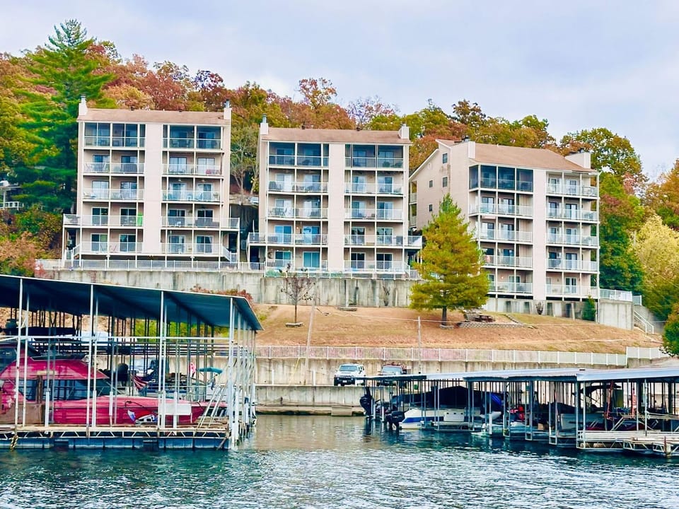 Wheelhouse Wonderland Lakefront Luxury Condo House in Village Four Seasons