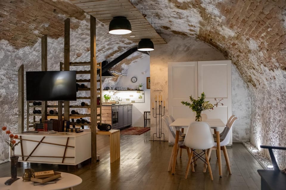 TV and multimedia, Kitchen or kitchenette, Living room, Dining area, Meals, flat iron, oven, stove, wardrobe