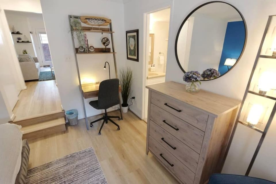 Four Reasons- Location Food Night Life Comfort Apartment in Arlington