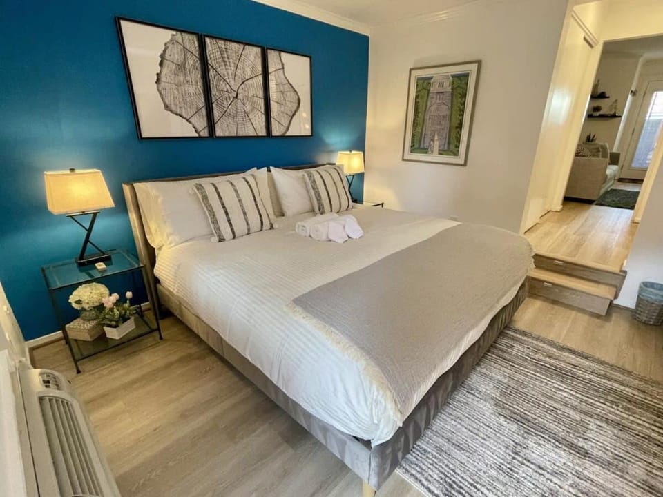 Four Reasons- Location Food Night Life Comfort Apartment in Arlington