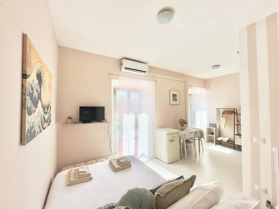 Bed, TV and multimedia, Bedroom, air conditioner