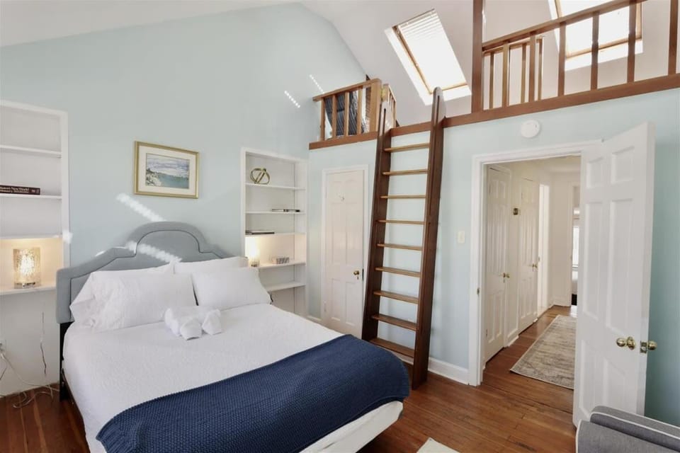 Georgetown Cobblestone Cottage - Private Parking House in Arlington