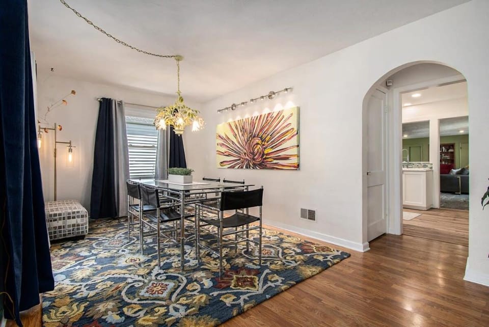 Bright & Stylish 4BR Spot - Close to Downtown Fun Apartment in Omaha
