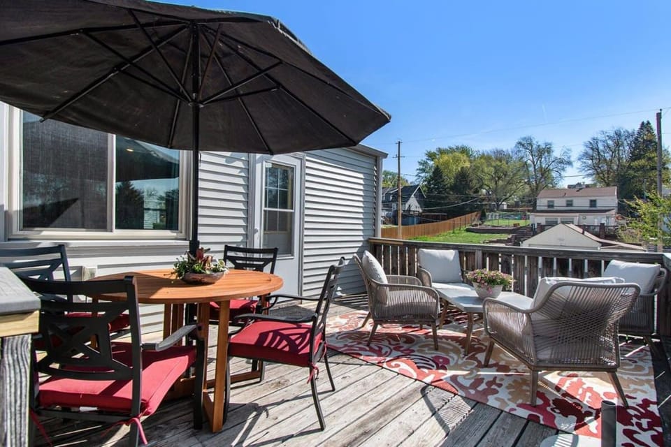 Bright & Stylish 4BR Spot - Close to Downtown Fun Apartment in Omaha