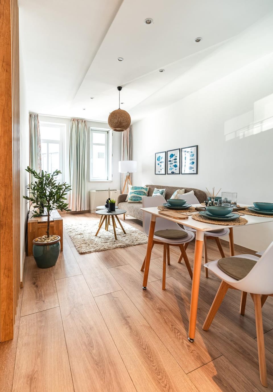 TV and multimedia, Living room, Seating area, Dining area, internet, air conditioner