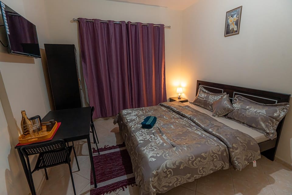 Bed, TV and multimedia, Bedroom, towels