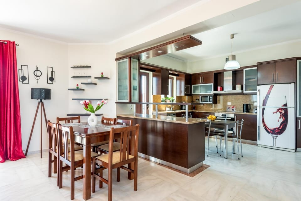 Kitchen or kitchenette, Living room, Seating area, Dining area, minibar, oven, pet friendly, stove