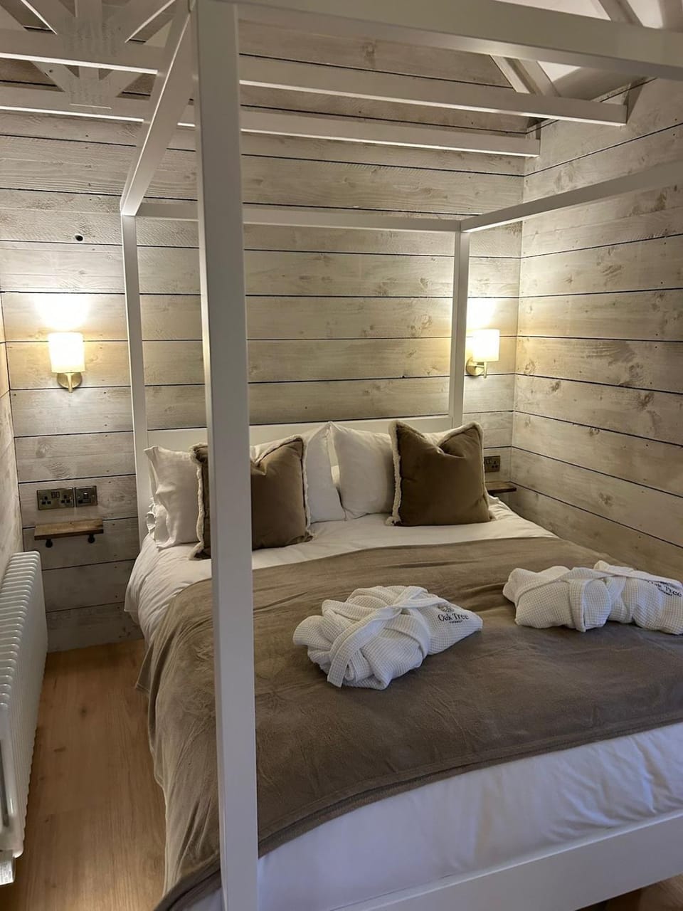 Bedroom, towels