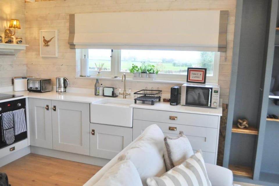 Coffee/tea facilities, Kitchen or kitchenette, oven, pet friendly, stove, toaster