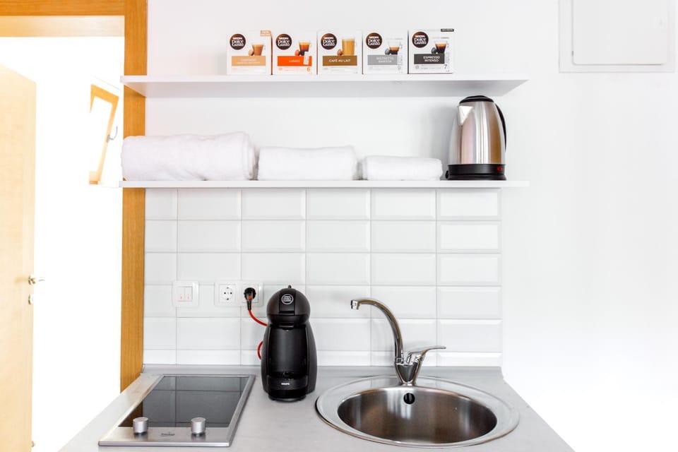 Coffee/tea facilities, Kitchen or kitchenette, stove, towels