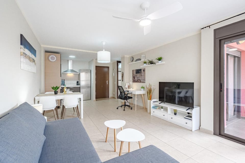 Communal lounge/ TV room, TV and multimedia, Kitchen or kitchenette, Living room, Seating area, Dining area