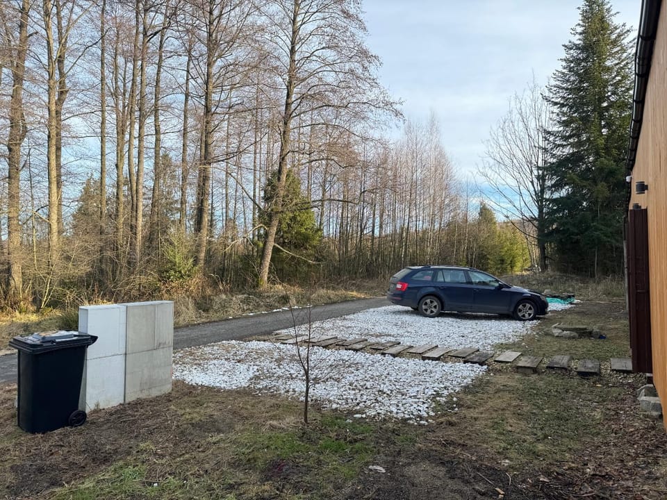 Facade/entrance, Spring, Day, Neighbourhood, Natural landscape, Parking