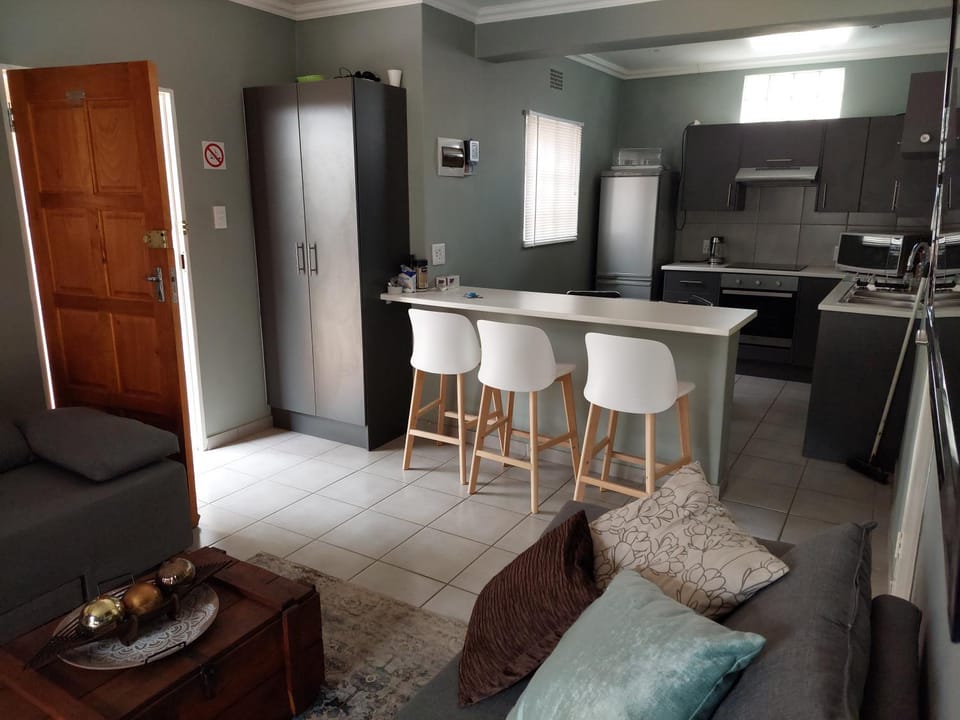 Kitchen or kitchenette, Living room, Seating area, Dining area, oven, stove
