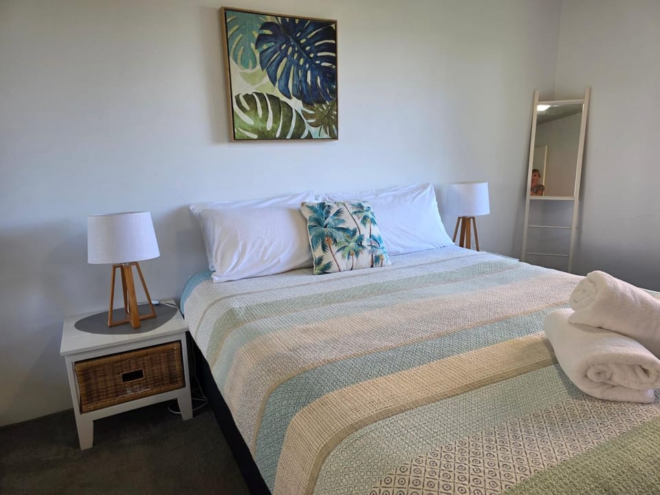 Bed, Photo of the whole room, Bedroom, towels