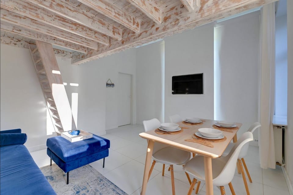 Communal lounge/ TV room, TV and multimedia, Living room, Seating area, Dining area, Evening entertainment