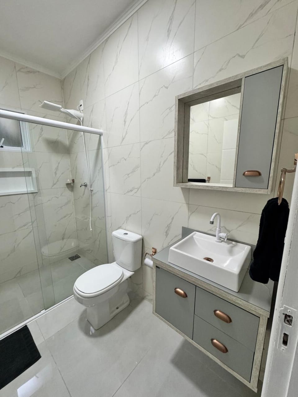 Shower, Toilet, Bathroom, towels