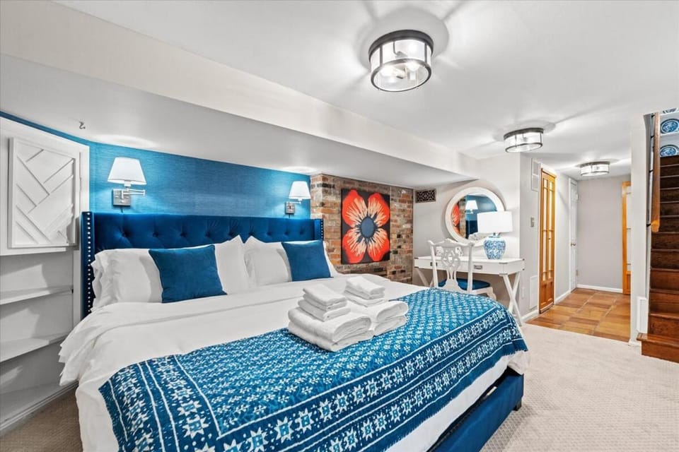 Bed, Photo of the whole room, Bedroom, fireplace, towels